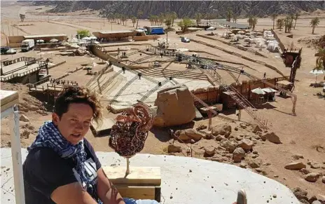  ??  ?? NATURAL BEAUTY: Toowoomba sculptor Joy Heylen looks over her desert workspace, close to Egyptian city Sharm El-Sheikh.