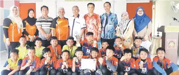  ??  ?? Mohammad Ann (fifth right) with (from third right) Ismail, Rashid and Abdul Rahman pose with players, teachers and officials after the prize presentati­on.