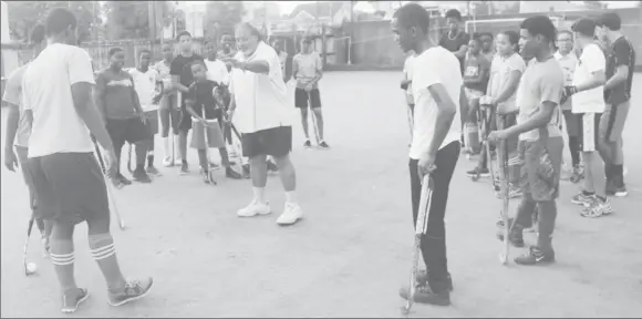  ??  ?? Internatio­nal Hockey Federation (FIH) Coach Shiv Jagday makes a point to the junior players during one of his coaching sessions at the Georgetown Cricket Club (GCC) ground