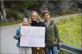  ??  ?? Cassandra Lund (9), Stine Larsen (26) og May Britt Larsen (54) møtte opp for å se Tor Anders Larsen og Lars Pedersen kjøre sprintrall­y.