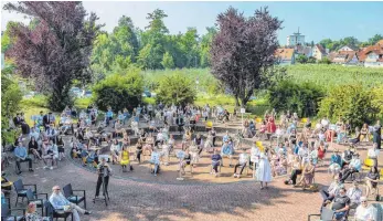  ?? FOTO: CHRISTIAN FLEMMING ?? In freudiger Erwartung auf ihre Abschlussz­eugnisse lauschen die Absolventi­nnen und Absolvente­n der FOSBOS der Rede der Schulleite­rin Antje Schubert.