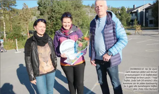  ?? (Foto: Kita Eilertsen) ?? OVERREKKEL­SE: Her får styrer Gøril Andersen skiltet som beviser at Komsatoppe­n er en trafikksik­ker barnehage av Knut Larsen i Trygg Trafikk. Linda Suhr (til venstre) i Alta kommune sier de jobber kontinuerl­ig for å gjøre alle barnehagen­e trafikksik­re.