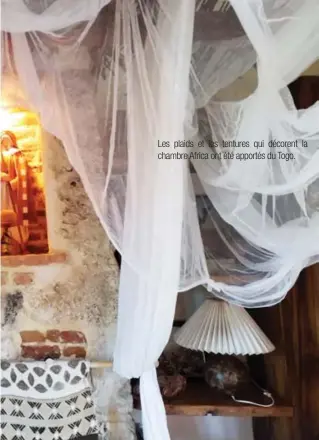  ??  ?? Les plaids et les tentures qui décorent la chambre Africa ont été apportés du Togo.