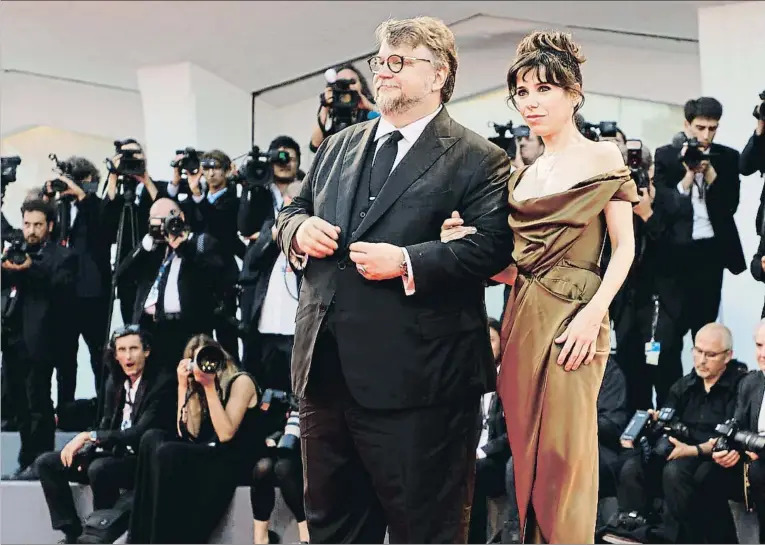  ??  ?? Guillermo del Toro y Sally Hawkins, ayer, en la alfombra roja de la Mostra de Venecia