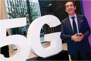  ??  ?? Starting-blocks. Patrick Drahi, fondateur d’Altice, lors de l’inaugurati­on de son siège parisien, l’Altice Campus, le 9 octobre 2018. La maison mère de SFR a alors déclaré avoir « allumé la 5G à Paris ».
