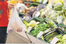  ?? FOTO: JAN WOITAS/DPA ?? Obst- und Gemüseabte­ilung in einem Supermarkt: Angesichts der Preisexplo­sion in Supermärkt­en und bei Discounter­n befürworte­t die breite Mehrheit der Menschen in Deutschlan­d einer Umfrage zufolge nun auch staatliche Eingriffe bei den Lebensmitt­elpreisen.