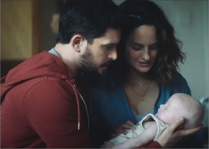  ?? PHOTO MAGNET RELEASING ?? Kit Harrington and Noemie Merlant are first-time parents in the psychologi­cal horror film “Baby Ruby.”