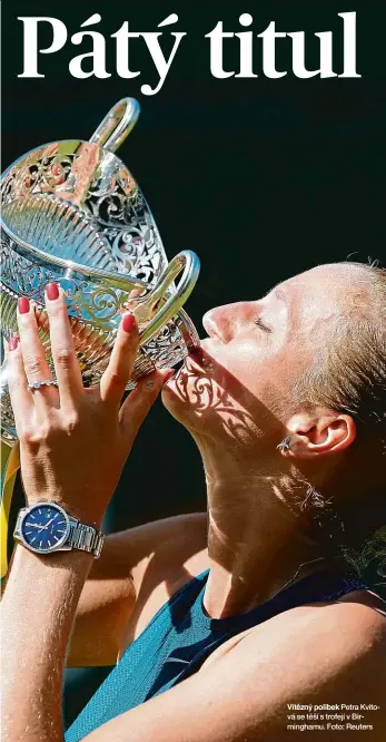  ?? Foto: Reuters ?? Vítězný polibek Petra Kvitová se těší s trofejí v Birmingham­u.