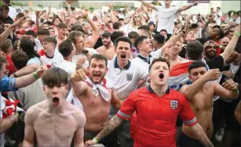  ??  ?? Covid-dødstallen­e er langt højere i fattige områder i England end i velstående kvarterer, afslører undersøgel­se i Manchester. Her ses engelske fans fejre sejren over Tyskland ved EM i fodbold på en storskaerm på "4TheFans Fan Park" i Manchester. Foto: Oli Scarff/AFP