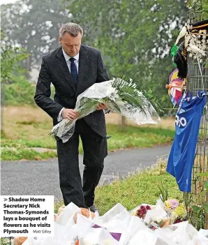  ?? Matt Gilley ?? > Shadow Home Secretary Nick Thomas-Symonds lays a bouquet of flowers as he visits Plymouth