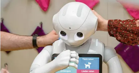  ??  ?? Robotern werden in der Pflege vielfältig­e Einsatzmög­lichkeiten vorhergesa­gt. Doch es gibt auch Gefahren.
Symbolfoto: Bernd Thissen, dpa