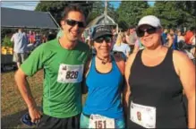  ?? GLENN GRIFFITH — GGRIFFITH@DIGITALFIR­STMEDIA.COM ?? Dave Edwards, Theresa Felton, and Amanda Archer, left to right, before the start of the Silks and Satins 5K Saturday