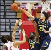  ?? DOUG MCSCHOOLER — THE ASSOCIATED PRESS ?? Michigan forward Brandon
Johns Jr. (23) blocks a shot by Indiana guard Khristian Lander (4) during the first half of Saturday’s game in Bloomingto­n, Ind.