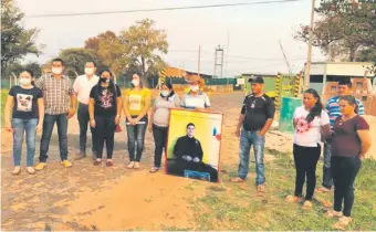  ??  ?? Los familiares del policía Edelio Morínigo y el ganadero Félix Urbieta convocaron ayer en la tarde a una conferenci­a de prensa en Arroyito para anunciar sus reclamos a los grupos armados.