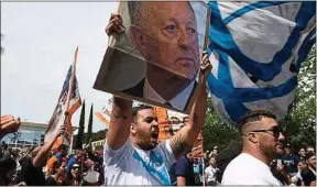  ??  ?? Les supporters de l’OM sont prêts à tout pour vivre la finale chez JMA.