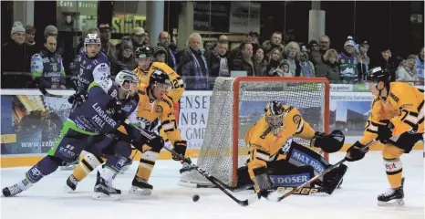  ?? FOTO: REINER ROITHER ?? In der Overtime müssen sich die EV Lindau Islanders (blaue Trikots) gegen den EV Füssen geschlagen geben.