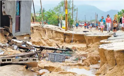  ?? FERNANDO CASTILLO/REUTERS ?? El Presidente visitó las zonas afectadas e informó que se destinarán recursos para la reconstruc­ción.