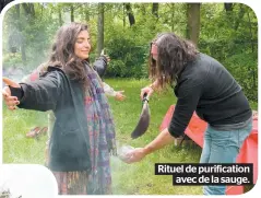  ??  ?? Rituel de purificati­on avec de la sauge.