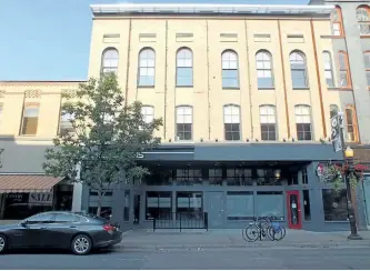  ?? ELWOOD JONES/SPECIAL TO THE EXAMINER ?? The former Grafton's building as seen in 2017. Notice the window patterns compared to the photos of Grafton's.