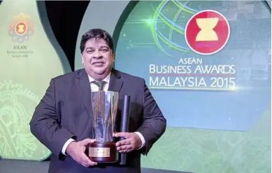  ??  ?? BaC managing director raja singham with the sMe excellence award for Corporate social responsibi­lity at the asean Business awards Malaysia ( aBaM) ceremony.