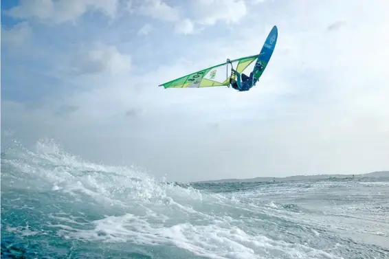  ??  ?? Le spot de l'Almanarre peut offrir de belles conditions pour le free-ride mais aussi pour le saut, ce n'est pas Éric Thiémé qui dira le contraire.