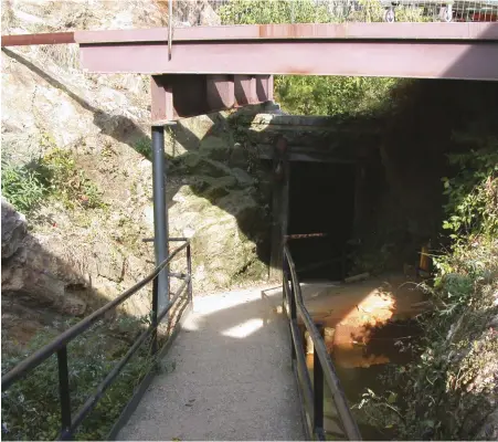  ??  ?? The Consolidat­ed Gold Mine in Dahlonega offers the Undergroun­d Adventure Tour.