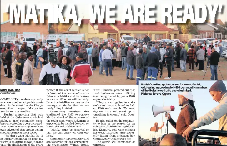  ??  ?? Pantsi Obusitse, spokespers­on for Wanya Tsotsi, addressing approximat­ely 500 community members at the Galeshewe traffic circle last night.Pictures: Soraya Crowie