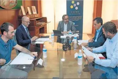  ?? FOTOS: JUAN CARLOS VÁZQUEZ ?? Los cuatro expertos en un instante del debate, moderado por Alberto Grimaldi (en el centro).