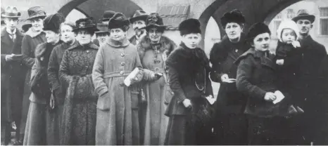  ?? FOTO: ADSD/FRIEDRICH-EBERT-STIFTUNG/DPA ?? Ein damals ungewöhnli­ches Bild: Frauen vor einem Wahllokal bei der Wahl zur Nationalve­rsammlung 1919 in Berlin.