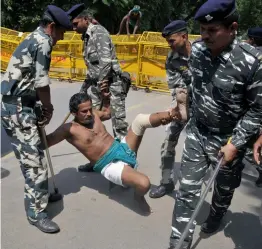  ?? — BUNNY SMITH ?? Security personnel detain a Tamil Nadu farmer at Jantar Mantar in New Delhi on Friday during a demonstrat­ion for loan waiver and drought-relief package.