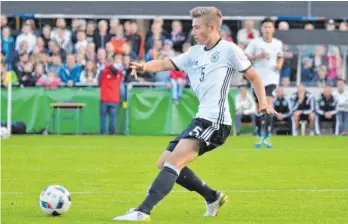  ?? FOTO: PRIVAT ?? Der Alberweile­r Alexander Kopf (hier im Trikot des deutschen U16-Nationalte­ams) geht in sein drittes Jahr beim VfB Stuttgart. Am Samstag gastiert er mit der U17 des VfB zu einem Testspiel in seinem Heimatort.