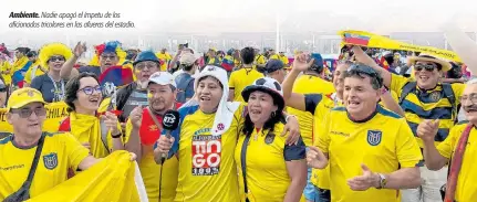  ?? ?? Ambiente. Nadie apagó el ímpetu de los aficionado­s tricolores en las afueras del estadio.