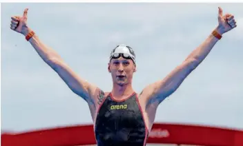  ?? FOTO: KLEINDL/DSV/DPA ?? Daumen hoch: Der deutsche Schwimm-Star Florian Wellbrock fühlt sich bereit für die Weltmeiste­rschaften in Katar. Wellbrock plant vier Starts, zwei im Freiwasser und zwei im Becken.