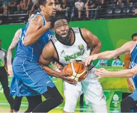  ?? Picture: AAP/BRIAN CASSEY ?? GOOD EFFORT: Nigeria's Ikechukwu Diugu in his Commonweal­th Games basketball game against Scotland in Cairns.