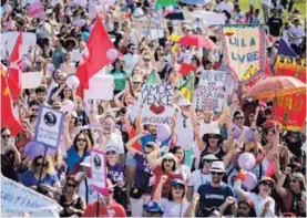  ??  ?? Con la etiqueta #Elenão (Él no), el grupo de Facebook llamado “Mujeres unidas contra Bolsonaro” llegó a 3 millones de seguidores en pocos días. Con esa misma consigna tomó las calles.