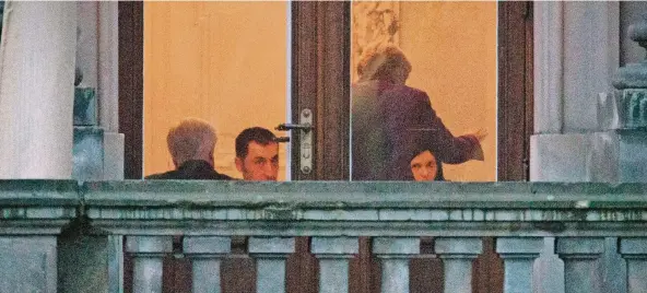  ?? FOTO: DPA ?? Diese Gruppe wird auch 2017 zusammensi­tzen: Horst Seehofer, Cem Özdemir, Angela Merkel und Katrin Göring-Eckardt (v.l.) 2013 während der schwarz-grünen Sondierung­sgespräche.