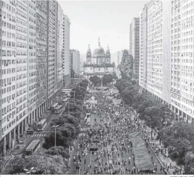  ?? ANDRÉ COELHO / EFE ?? Una manifestac­ión contra la gestión del Gobierno brasileño durante la pandemia, ayer, en Río de Janeiro.