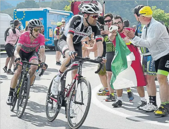  ?? FOTO: SUNWEB ?? Tom Dumoulin (2º) exigió a la maglia rosa y ésta no pudo dar respuesta a un ataque al que se sumaron después Domenico Pozzovivo (3º) y Chris Froome (4º). La carrera se comprime