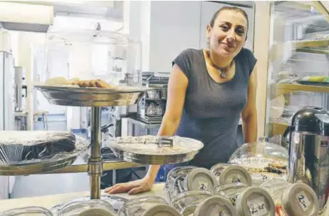  ?? FOTO: KERSTIN GUSTAFSSON ?? FIK. Bayan Asfari arbetar i stora kaféet i Akalla by. Hon flydde med sina döttrar från krigets Syrien.