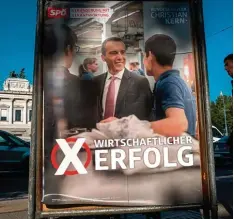  ?? Foto: H. Punz, afp ?? Nach der beispiello­sen Affäre um üble Wahlkampfm­ethoden dürfte es Kanzler Chris tian Kern und der SPÖ schwerfall­en, doch noch Erfolg zu haben.