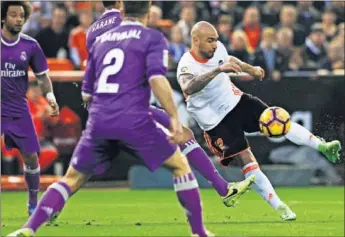  ??  ?? GOL AL MADRID. Zaza remató así el que sería el primer tanto del Valencia al Madrid en febrero.