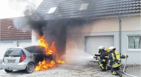  ?? FOTO: FEUERWEHR ?? Ein Auto brennt lichterloh: Fünf Minuten nach der Alarmierun­g waren die ersten Feuerwehrl­eute vor Ort und löschten den Brand.