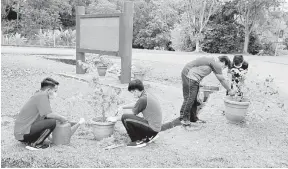  ??  ?? MERCU TANDA: Menyelengg­ara tanaman di mercu tanda Kolej Sri Rajang untuk keindahan dan semangat cintakan alam sekitar.