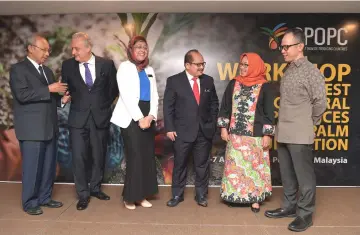  ??  ?? Shamsul (third right) socialises with Musdhalifa­h (second right) after opening a workshop on Good Agricultur­al Practices yesterday. — Bernama photo