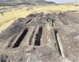  ?? MOHAMED SIALI / EFE ?? De luto Fosas en el cementerio de Sidi Salem, en Nador.