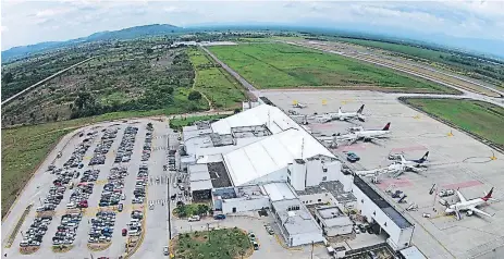  ??  ?? ACTIVO. El aeropuerto internacio­nal Ramón Villeda Morales recibió nuevas aerolíneas, lo que incrementó el flujo de pasajeros en 205,344, lo que significa que pasó de atender 792,594 en 2015 a 997,938 pasajeros en 2017.