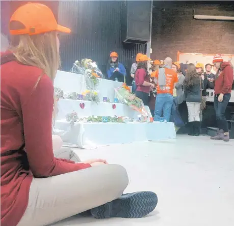  ??  ?? Les étudiants ont érigé une murale à la mémoire de la jeune femme et certains portaient la casquette orange du programme d’ergothérap­ie dans lequel elle étudiait.