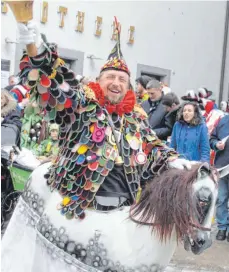  ?? FOTO: SWE ?? Hoch zu Ross kam dieser Narr aus Konstanz nach Wangen.