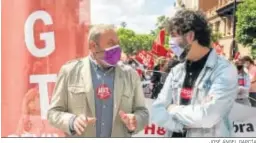  ?? JOSÉ ÁNGEL GARCÍA ?? Juan Bautista y Carlos Aristu en la protesta de ayer.