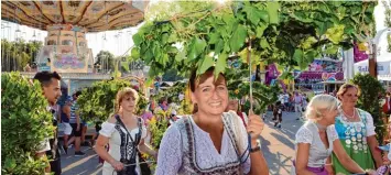  ?? Foto: Xaver Habermeier ?? Der Gartenbauv­erein aus dem Stadtteil Bergen ist gut beschirmt und mit guter Laune auf den Volksfestp­latz und ins Festzelt ein marschiert.